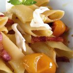 Penne a candela con datterini gialli, lardo pancettato e provolonedelmonaco